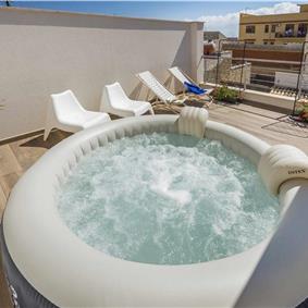 3 bedroom villa with jacuzzi, Castellammare del Golfo, sleeps 4-6